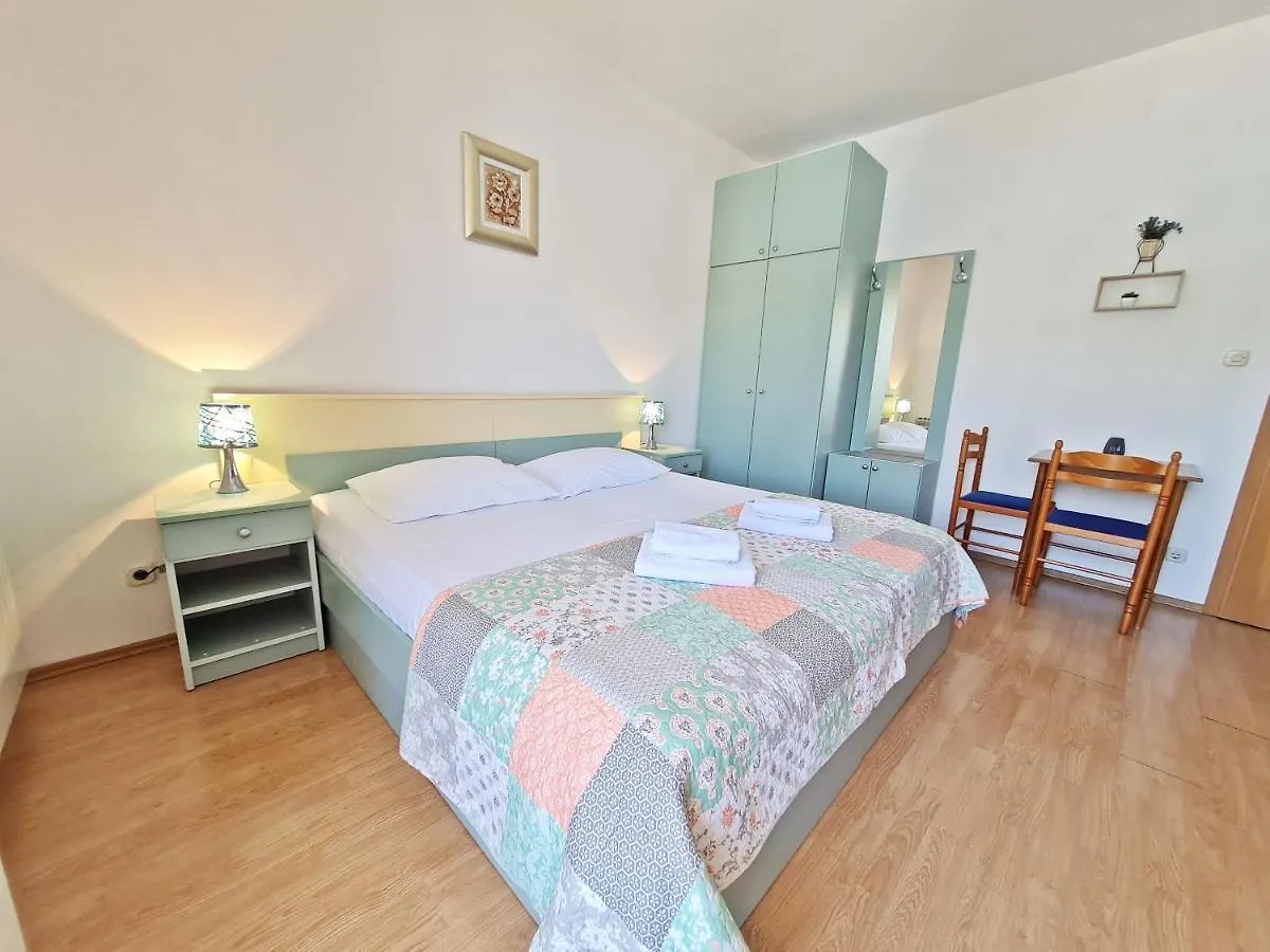 Rooms And Apartments Porat Stobrec Guest house