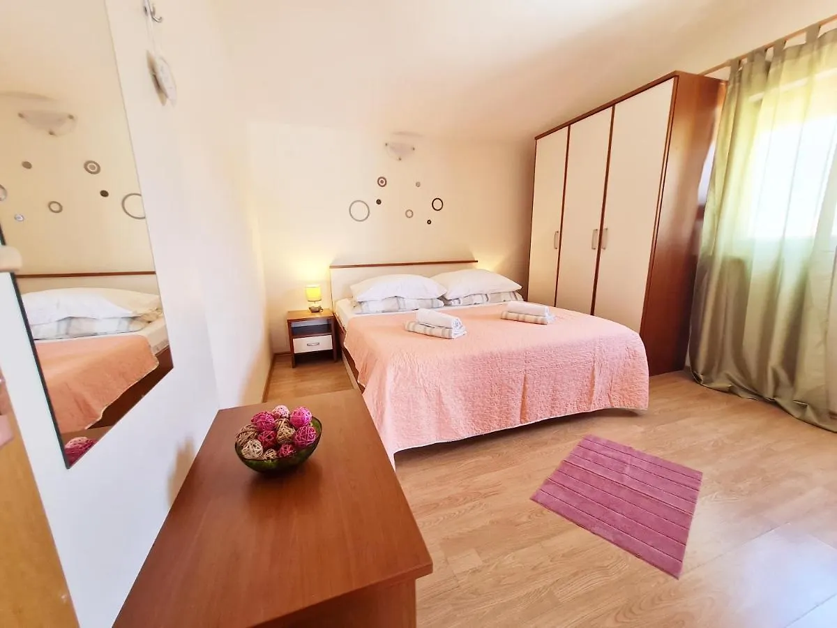 Rooms And Apartments Porat Stobrec