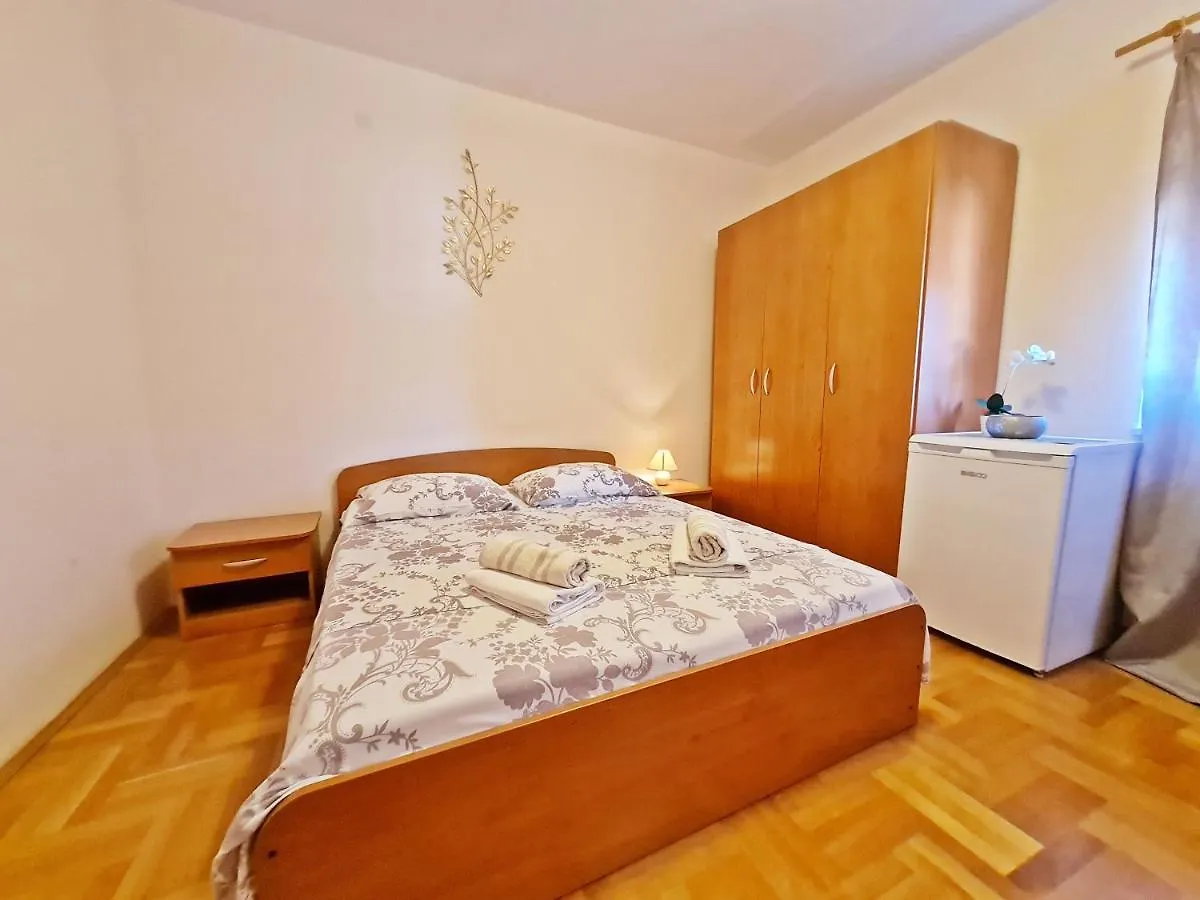 Rooms And Apartments Porat Stobrec
