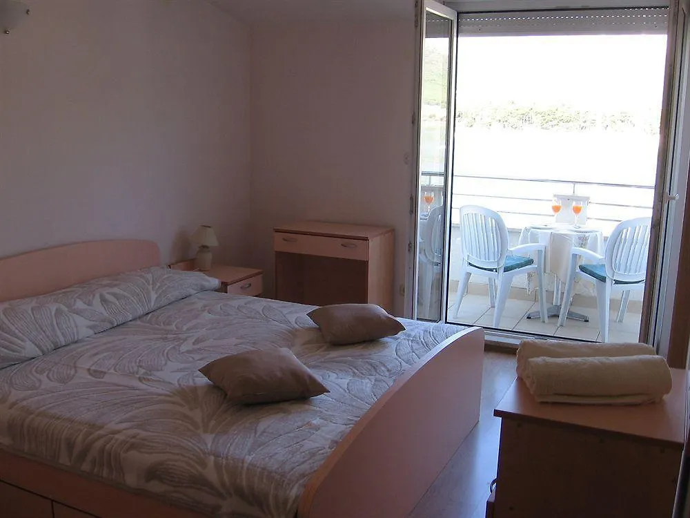 Rooms And Apartments Porat Stobrec 3*,