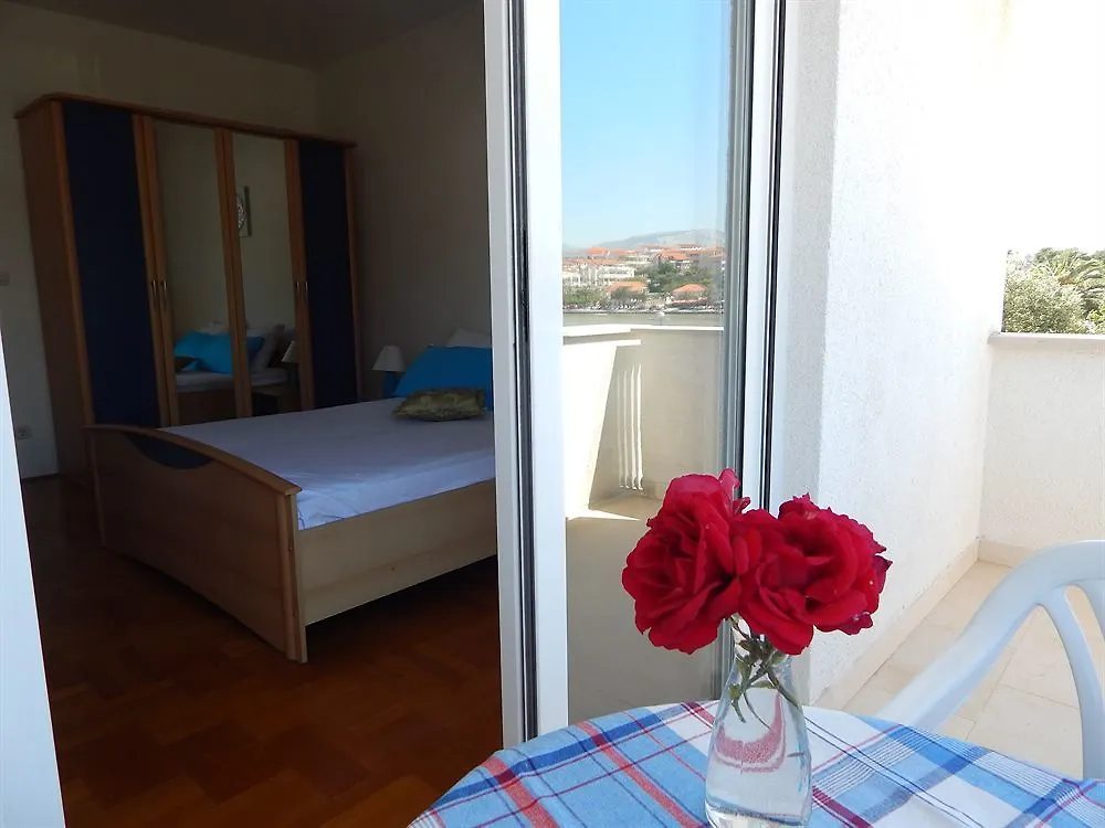 Rooms And Apartments Porat Stobrec Guest house